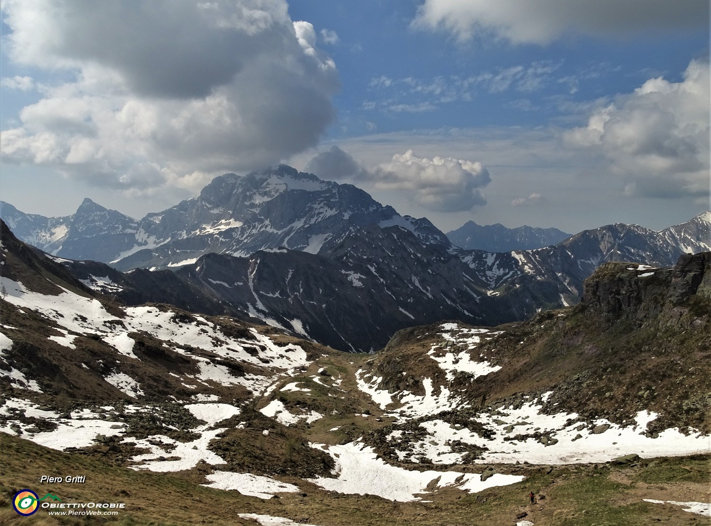 24 Il massiccio del Pizzo Arera con Corna Piana e Corno Branchino in bella vista .JPG